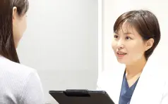 治療を提案する女性医師