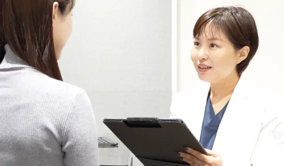 診察中の女性医師