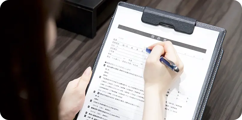 問診票に記載している様子