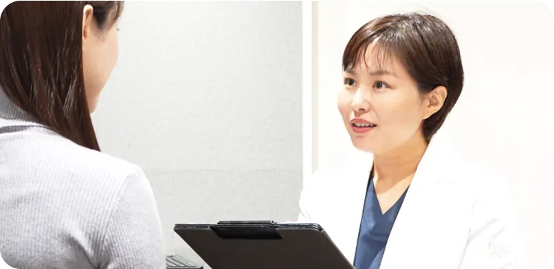 診察をしている医師