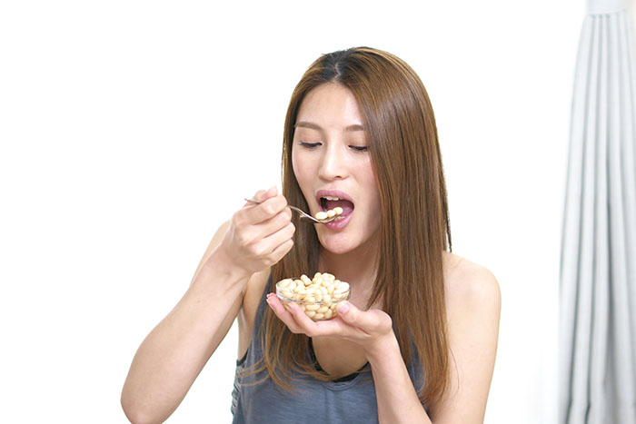 大豆を食べる女性