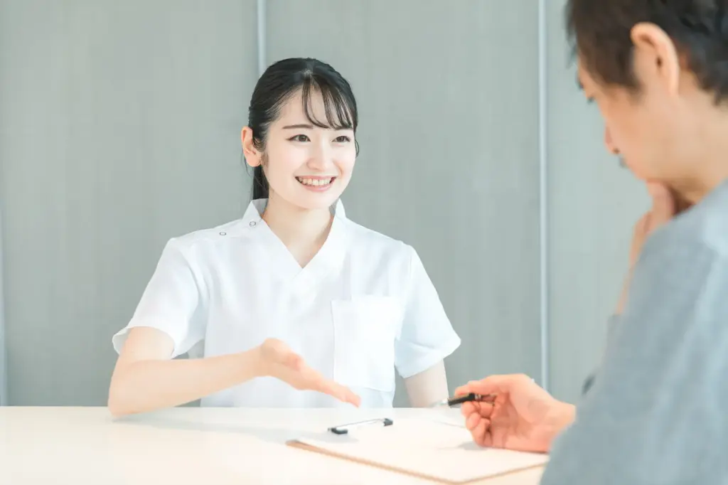 流れを説明している看護師