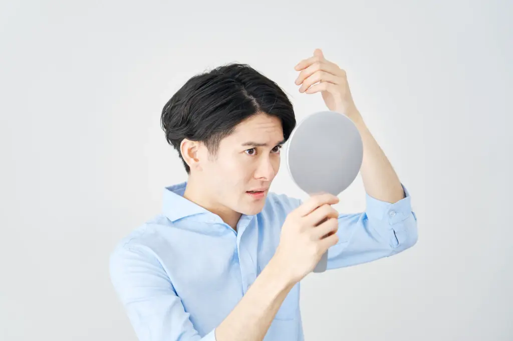髪を気にする男性